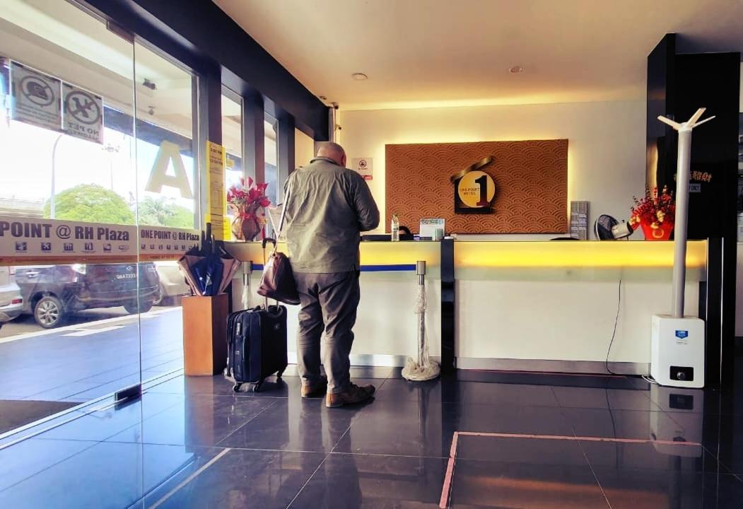 فندق وان بوينت آت آر إتش بلازا كوشنج المظهر الخارجي الصورة